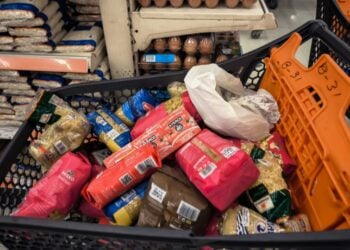 Τα vouchers θα έχουν συγκεκριμένη διάρκεια, επαναφορτίζονται όσο διαρκεί η επιλεξιμότητα του νοικοκυριού και δεν εξαργυρώνονται σε χρήμα ούτε για καπνικά προϊόντα, αλκοολούχα ποτά ή είδη τυχερών παιγνίων (φωτ.: EUROKINISSI/Γιώργος Κονταρίνης)