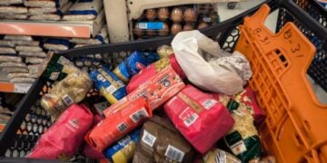 Τα vouchers θα έχουν συγκεκριμένη διάρκεια, επαναφορτίζονται όσο διαρκεί η επιλεξιμότητα του νοικοκυριού και δεν εξαργυρώνονται σε χρήμα ούτε για καπνικά προϊόντα, αλκοολούχα ποτά ή είδη τυχερών παιγνίων (φωτ.: EUROKINISSI/Γιώργος Κονταρίνης)