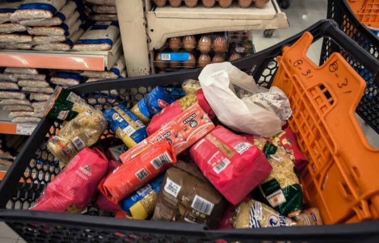 Τα vouchers θα έχουν συγκεκριμένη διάρκεια, επαναφορτίζονται όσο διαρκεί η επιλεξιμότητα του νοικοκυριού και δεν εξαργυρώνονται σε χρήμα ούτε για καπνικά προϊόντα, αλκοολούχα ποτά ή είδη τυχερών παιγνίων (φωτ.: EUROKINISSI/Γιώργος Κονταρίνης)