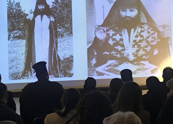 Στιγμιότυπο από την εκδήλωση στο «Αττικόν» στην Πάφο για τον Άγιο Γεώργιο Καρσλίδη, Σάββατο 21 Μαρτίου 2026 (φωτ.: Facebook / Andreas Kesouris)