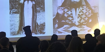 Στιγμιότυπο από την εκδήλωση στο «Αττικόν» στην Πάφο για τον Άγιο Γεώργιο Καρσλίδη, Σάββατο 21 Μαρτίου 2026 (φωτ.: Facebook / Andreas Kesouris)