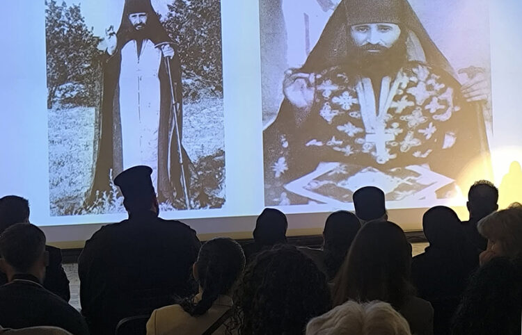 Στιγμιότυπο από την εκδήλωση στο «Αττικόν» στην Πάφο για τον Άγιο Γεώργιο Καρσλίδη, Σάββατο 21 Μαρτίου 2026 (φωτ.: Facebook / Andreas Kesouris)