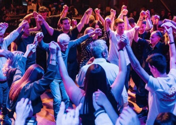 Στιγμιότυπο από τον επετειακό χορό του Συλλόγου Ποντίων Φοιτητών Καστοριάς, Παρασκευή 13 Μαρτίου 2026 (φωτ.: Facebook / Σύλλογος Ποντίων Σπουδαστών Καστοριάς)