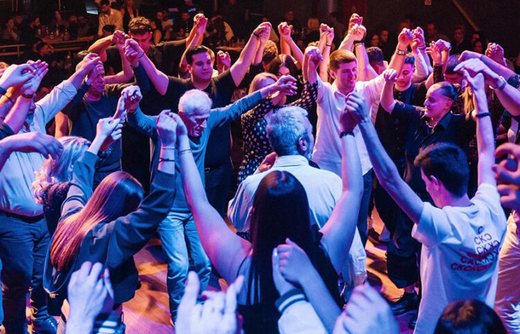 Στιγμιότυπο από τον επετειακό χορό του Συλλόγου Ποντίων Φοιτητών Καστοριάς, Παρασκευή 13 Μαρτίου 2026 (φωτ.: Facebook / Σύλλογος Ποντίων Σπουδαστών Καστοριάς)