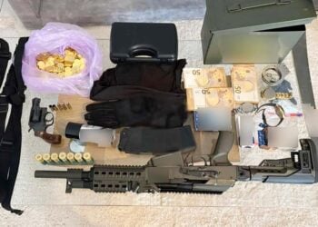 Όπλα, μετρητά και αμφιβόλου γνησιότητας χρυσές λίρες μεταξύ όσων κατασχέθηκαν (φωτ.: ΔΑΟΕ)