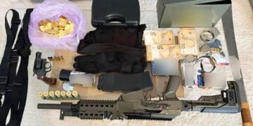 Όπλα, μετρητά και αμφιβόλου γνησιότητας χρυσές λίρες μεταξύ όσων κατασχέθηκαν (φωτ.: ΔΑΟΕ)