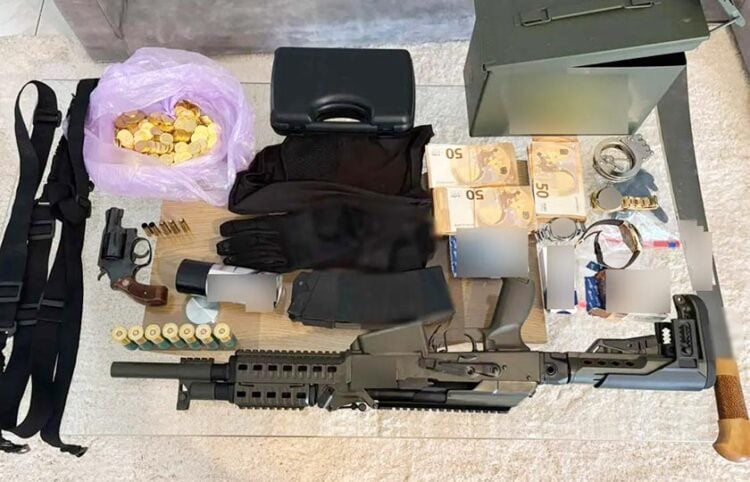 Όπλα, μετρητά και αμφιβόλου γνησιότητας χρυσές λίρες μεταξύ όσων κατασχέθηκαν (φωτ.: ΔΑΟΕ)