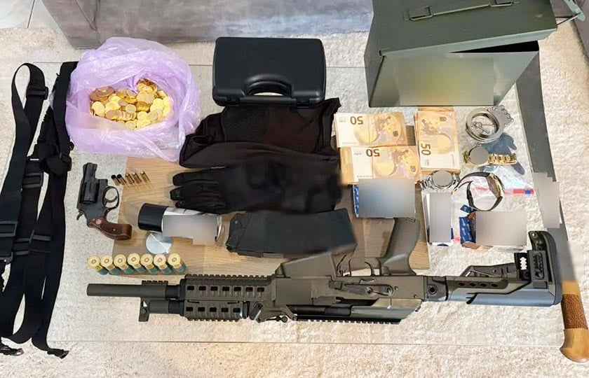 Όπλα, μετρητά και αμφιβόλου γνησιότητας χρυσές λίρες μεταξύ όσων κατασχέθηκαν (φωτ.: ΔΑΟΕ)