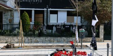 Αυτοσχέδιος βωμός στο σημείο όπου έπεσε νεκρός ο άτυχος Κλεομένης (φωτ.: EUROKINISSI/Ραφαήλ Γεωργιάδης)