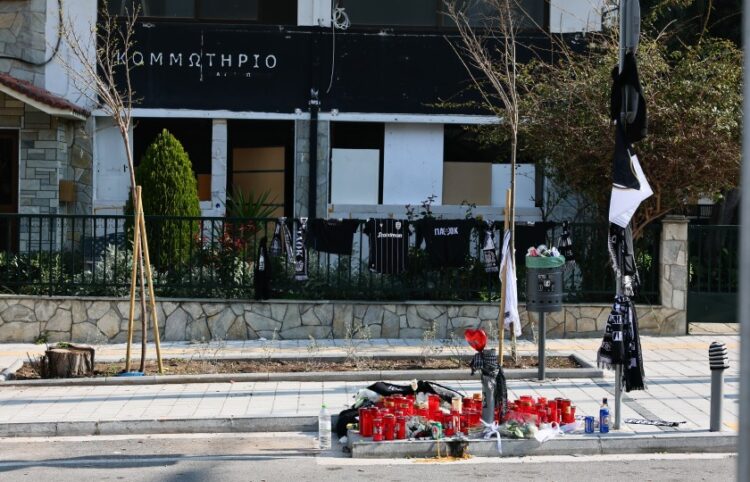 Αυτοσχέδιος βωμός στο σημείο όπου έπεσε νεκρός ο άτυχος Κλεομένης (φωτ.: EUROKINISSI/Ραφαήλ Γεωργιάδης)