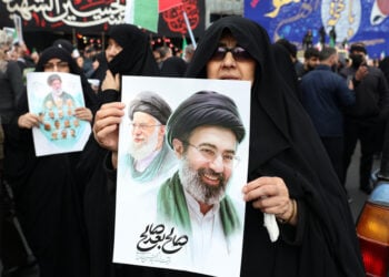 Ιρανή κρατά πλακάτ με φωτογραφία του νέου ανώτατου ηγέτη του Ιράν Μοτζτάμπα Χαμενεΐ, 11 Μαρτίου 2026 (φωτ.: EPA / Abedin Taherkenareh)