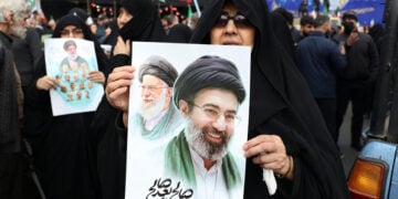 Ιρανή κρατά πλακάτ με φωτογραφία του νέου ανώτατου ηγέτη του Ιράν Μοτζτάμπα Χαμενεΐ, 11 Μαρτίου 2026 (φωτ.: EPA / Abedin Taherkenareh)