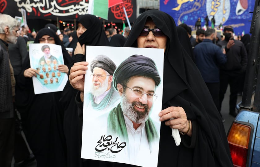 Ιρανή κρατά πλακάτ με φωτογραφία του νέου ανώτατου ηγέτη του Ιράν Μοτζτάμπα Χαμενεΐ, 11 Μαρτίου 2026 (φωτ.: EPA / Abedin Taherkenareh)