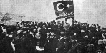 Στιγμιότυπο από την κηδεία του Αλί Σουκρού μπέη (φωτ.: Αρχείο Οσμάν Καγιά)