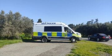 Περιπολικό των Βρετανικών Βάσεων της Κύπρου έξω από τη βάση του Ακρωτηρίου (φωτ.: philenews.com)