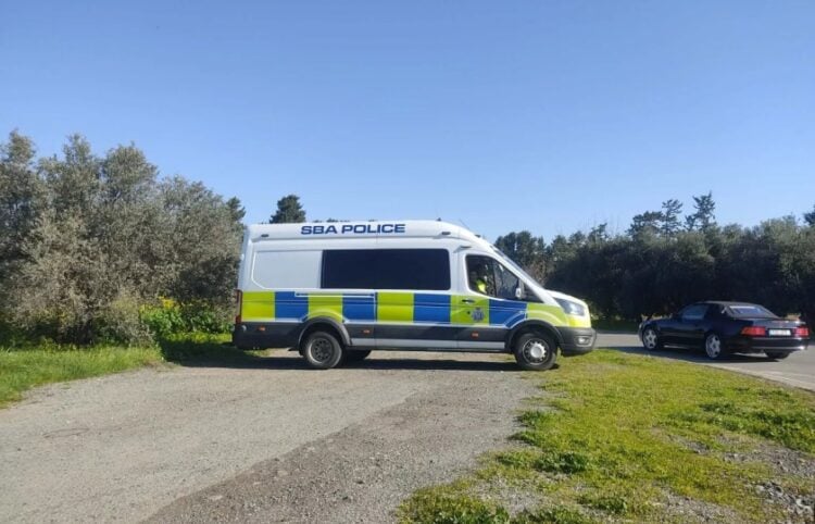 Περιπολικό των Βρετανικών Βάσεων της Κύπρου έξω από τη βάση του Ακρωτηρίου (φωτ.: philenews.com)