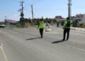 Αστυνομικοί ελέγχουν την κυκλοφορία σε κοινότητα της Κύπρου μετά την εφαρμογή κατ' οίκον περιορισμού (φωτ.: philenews.com)