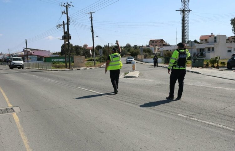 Αστυνομικοί ελέγχουν την κυκλοφορία σε κοινότητα της Κύπρου μετά την εφαρμογή κατ' οίκον περιορισμού (φωτ.: philenews.com)