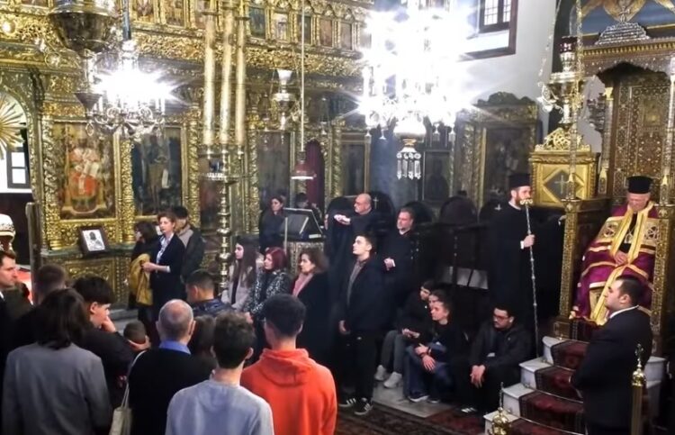 Στιγμιότυπο από τη θεία λειτουργία στον Πατριαρχικό Ναό του Αγίου Γεωργίου στο Φανάρι (φωτ.: YouTube)