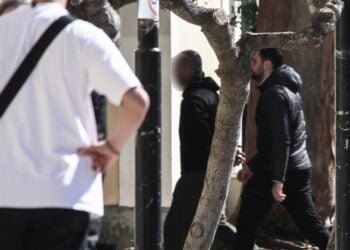 Στιγμιότυπο από την προσαγωγή του 38χρονου στον εισαγγελέα (φωτ.: EUROKINISSI/Δανάη Δαυλοπούλου)