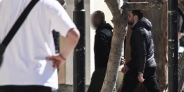 Στιγμιότυπο από την προσαγωγή του 38χρονου στον εισαγγελέα (φωτ.: EUROKINISSI/Δανάη Δαυλοπούλου)