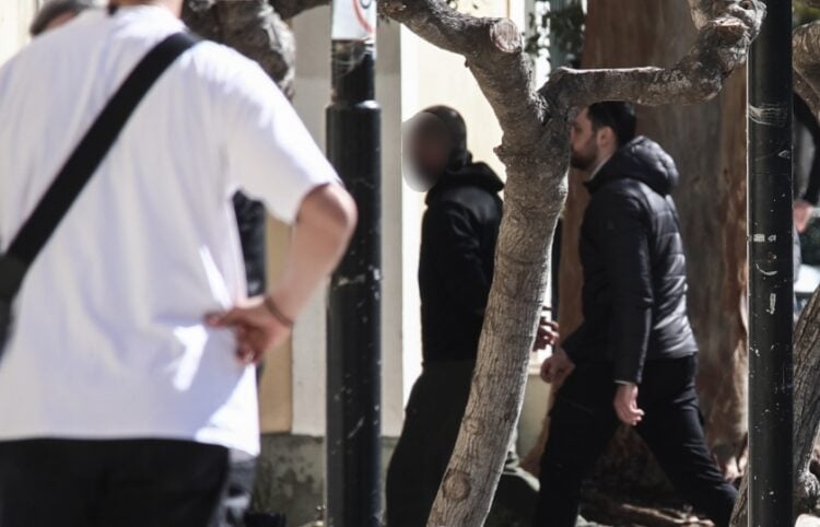 Στιγμιότυπο από την προσαγωγή του 38χρονου στον εισαγγελέα (φωτ.: EUROKINISSI/Δανάη Δαυλοπούλου)