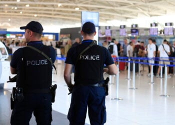 Κύπριοι αστυνομικοί στο αεροδρόμιο της Λάρνακας (φωτ.: EPA / Alex Mita)