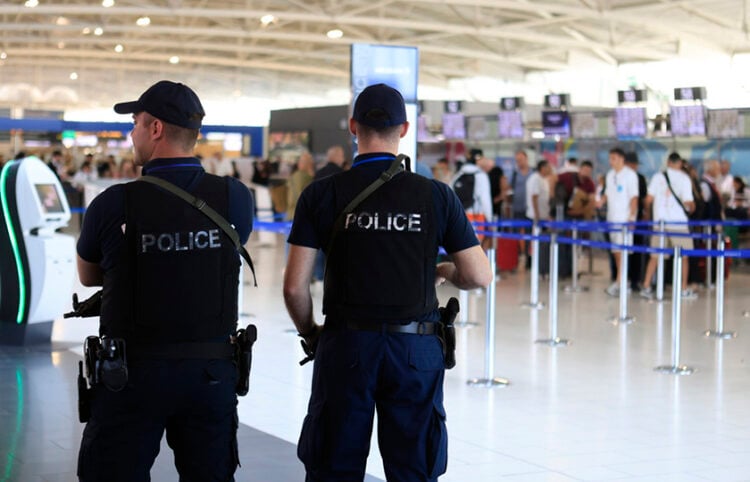 Κύπριοι αστυνομικοί στο αεροδρόμιο της Λάρνακας (φωτ.: EPA / Alex Mita)