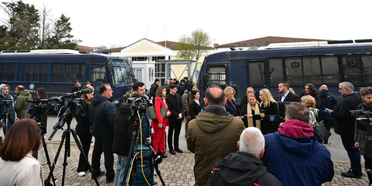 Άρχισε η προσέλευση στη δίκη για το σιδηροδρομικό δυστύχημα των Τεμπών (φωτ.: EUROKINISSI / Τατιάνα Μπόλαρη)