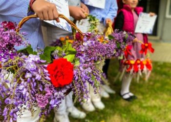 Μικρές Λαζαρίνες με τα ανθοστόλιστα καλάθια τους (φωτ.: Δήμος Τρικκαίων)