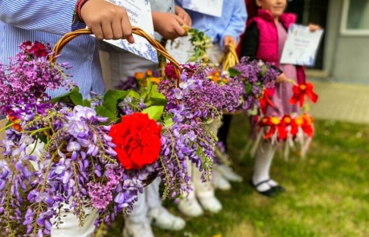 Μικρές Λαζαρίνες με τα ανθοστόλιστα καλάθια τους (φωτ.: Δήμος Τρικκαίων)