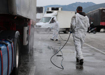 Yποχρεωτικοί ψεκασμοί σε όλα τα οχήματα στο λιμάνι της Μυτιλήνης, Τρίτη 17 Μαρτίου 2026 (φωτ.: ΑΠΕ-ΜΠΕ / Ηλίας Μάρκου)