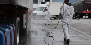 Yποχρεωτικοί ψεκασμοί σε όλα τα οχήματα στο λιμάνι της Μυτιλήνης, Τρίτη 17 Μαρτίου 2026 (φωτ.: ΑΠΕ-ΜΠΕ / Ηλίας Μάρκου)