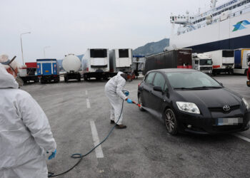 Yποχρεωτικοί ψεκασμοί σε όλα τα οχήματα στο λιμάνι της Μυτιλήνης, Τρίτη 17 Μαρτίου 2026  (φωτ.: ΑΠΕ-ΜΠΕ / Ηλίας Μάρκου)