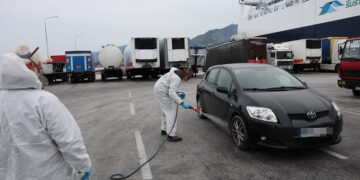 Yποχρεωτικοί ψεκασμοί σε όλα τα οχήματα στο λιμάνι της Μυτιλήνης, Τρίτη 17 Μαρτίου 2026  (φωτ.: ΑΠΕ-ΜΠΕ / Ηλίας Μάρκου)