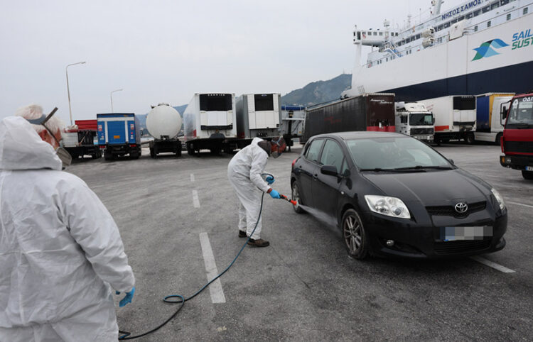 Yποχρεωτικοί ψεκασμοί σε όλα τα οχήματα στο λιμάνι της Μυτιλήνης, Τρίτη 17 Μαρτίου 2026  (φωτ.: ΑΠΕ-ΜΠΕ / Ηλίας Μάρκου)