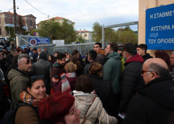 Επιβάτες και κτηνοτρόφοι στο λιμάνι της Μυτιλήνης, 
Κυριακή 22 Μαρτίου 2026 (φωτ.: ΑΠΕ-ΜΠΕ / Ηλίας Μάρκου)