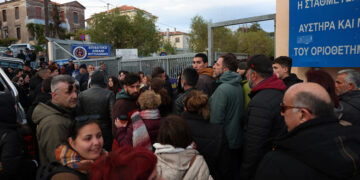 Επιβάτες και κτηνοτρόφοι στο λιμάνι της Μυτιλήνης, 
Κυριακή 22 Μαρτίου 2026 (φωτ.: ΑΠΕ-ΜΠΕ / Ηλίας Μάρκου)