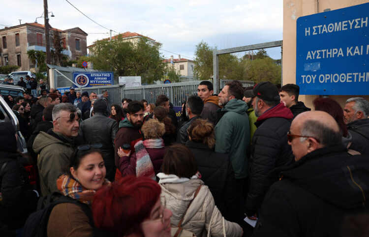 Επιβάτες και κτηνοτρόφοι στο λιμάνι της Μυτιλήνης, 
Κυριακή 22 Μαρτίου 2026 (φωτ.: ΑΠΕ-ΜΠΕ / Ηλίας Μάρκου)