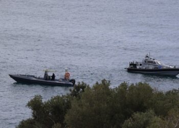 Σκάφη του Λιμενικού στο σημείο όπου ανασύρθηκε η σορός του άτυχου δύτη (φωτ.: EUROKINISSI/Γιώργος Κονταρίνης)