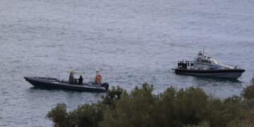 Σκάφη του Λιμενικού στο σημείο όπου ανασύρθηκε η σορός του άτυχου δύτη (φωτ.: EUROKINISSI/Γιώργος Κονταρίνης)
