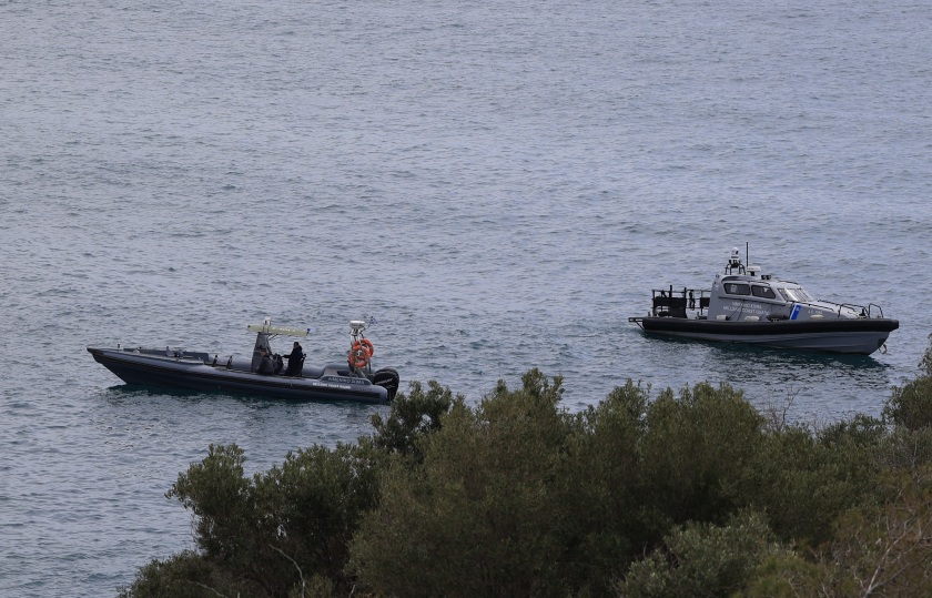 Σκάφη του Λιμενικού στο σημείο όπου ανασύρθηκε η σορός του άτυχου δύτη (φωτ.: EUROKINISSI/Γιώργος Κονταρίνης)
