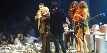 Δεκέμβριος 2018: Η Μαρινέλλα τραγουδάει το «Τσάμπασιν» και η πίστα γεμίζει γαρίφαλα (στιγμιότυπο από το βίντεο)