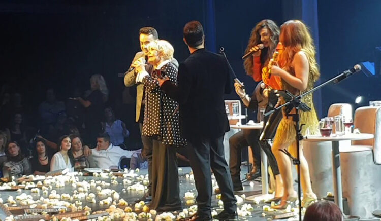 Δεκέμβριος 2018: Η Μαρινέλλα τραγουδάει το «Τσάμπασιν» και η πίστα γεμίζει γαρίφαλα (στιγμιότυπο από το βίντεο)