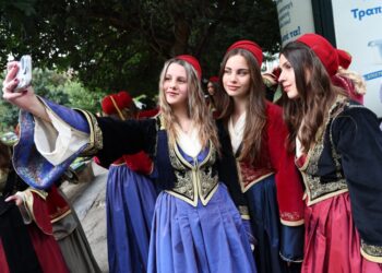 Μαθήτριες του Λυκείου Καλαβρύτων ντυμένες με παραδοσιακές ενδυμασίες φωτογραφίζονται πριν από την παρέλαση (φωτ.: EUROKINISSI/Γιάννης Παναγόπουλος)