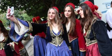 Μαθήτριες του Λυκείου Καλαβρύτων ντυμένες με παραδοσιακές ενδυμασίες φωτογραφίζονται πριν από την παρέλαση (φωτ.: EUROKINISSI/Γιάννης Παναγόπουλος)