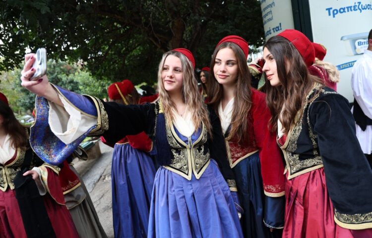 Μαθήτριες του Λυκείου Καλαβρύτων ντυμένες με παραδοσιακές ενδυμασίες φωτογραφίζονται πριν από την παρέλαση (φωτ.: EUROKINISSI/Γιάννης Παναγόπουλος)