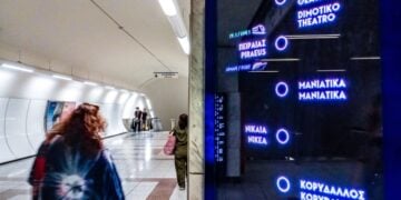 Ηλεκτρονικές πινακίδες στον σταθμό του μετρό στο Σύνταγμα (φωτ.: EUROKINISSI/Μιχάλης Παπανικολάου)