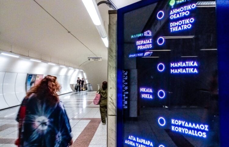 Ηλεκτρονικές πινακίδες στον σταθμό του μετρό στο Σύνταγμα (φωτ.: EUROKINISSI/Μιχάλης Παπανικολάου)