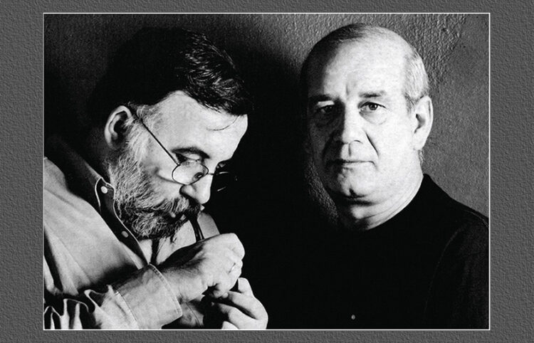 O Θάνος Μικρούτσικος και ο Δημήτρης Μητροπάνος στο εξώφυλλο του δίσκου «Στου αιώνα την παράγκα» (φωτ.: Minos-EMI)